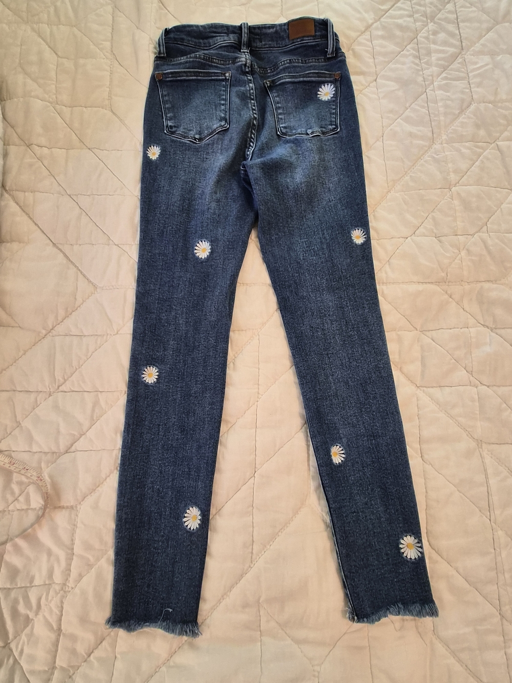 Judy Blue -Skinny Fit Jeans Daisy Embroidered  - Size 3/26 - Picture 2 of 8